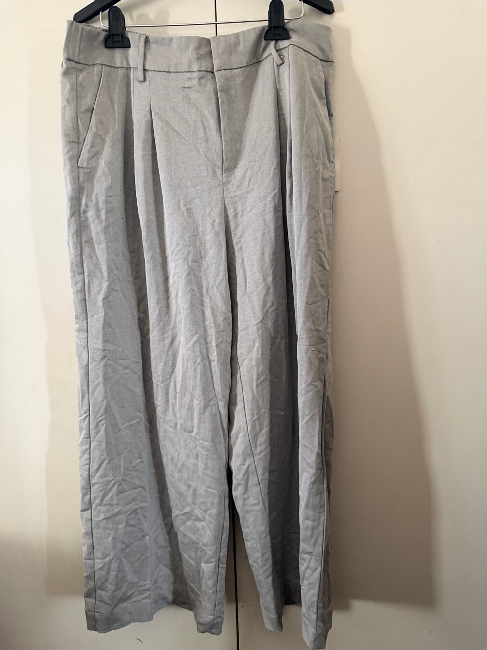 Light Gray Menโs Pleated Dress Pants